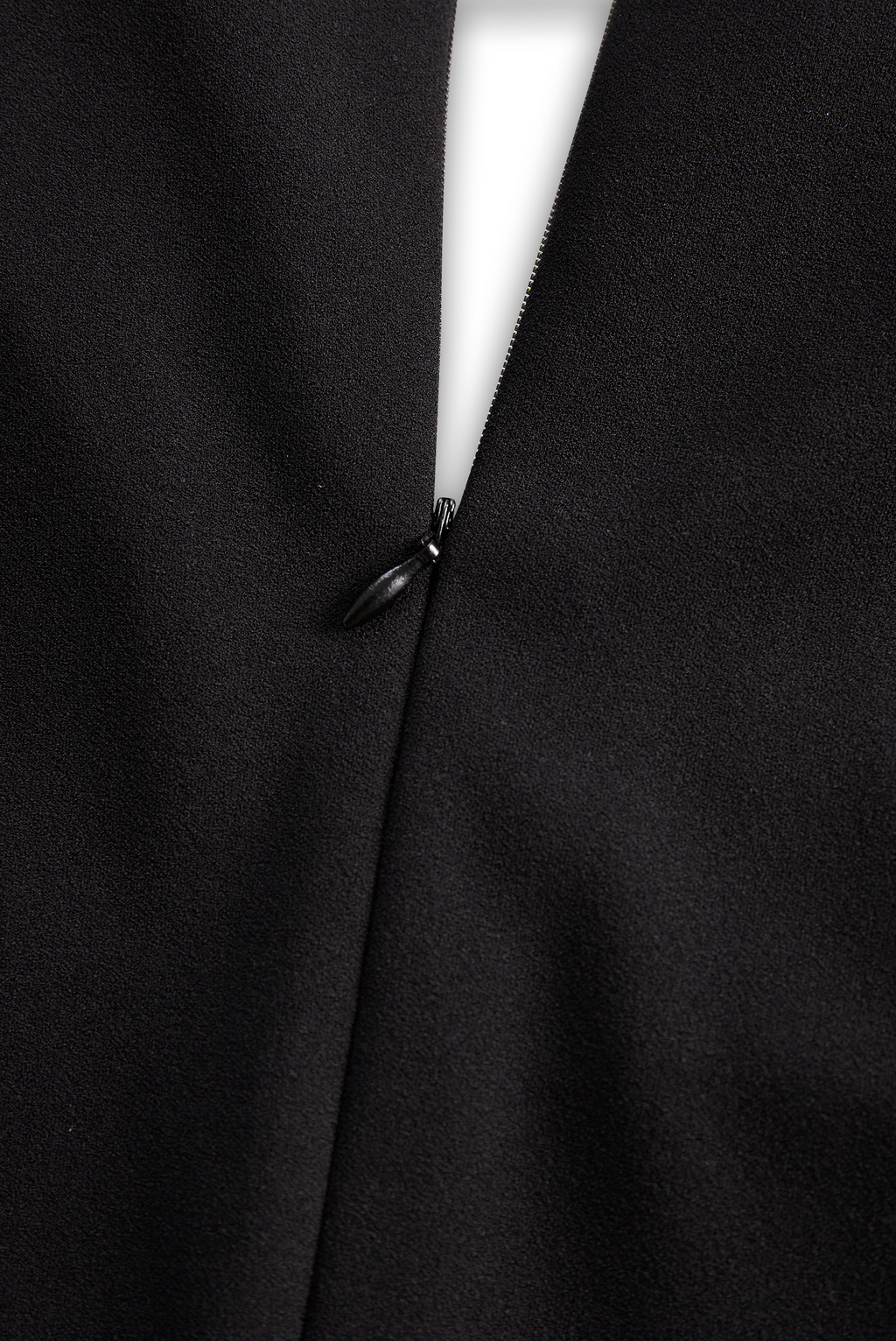 Selvianeé | Refined Black Belted Dress