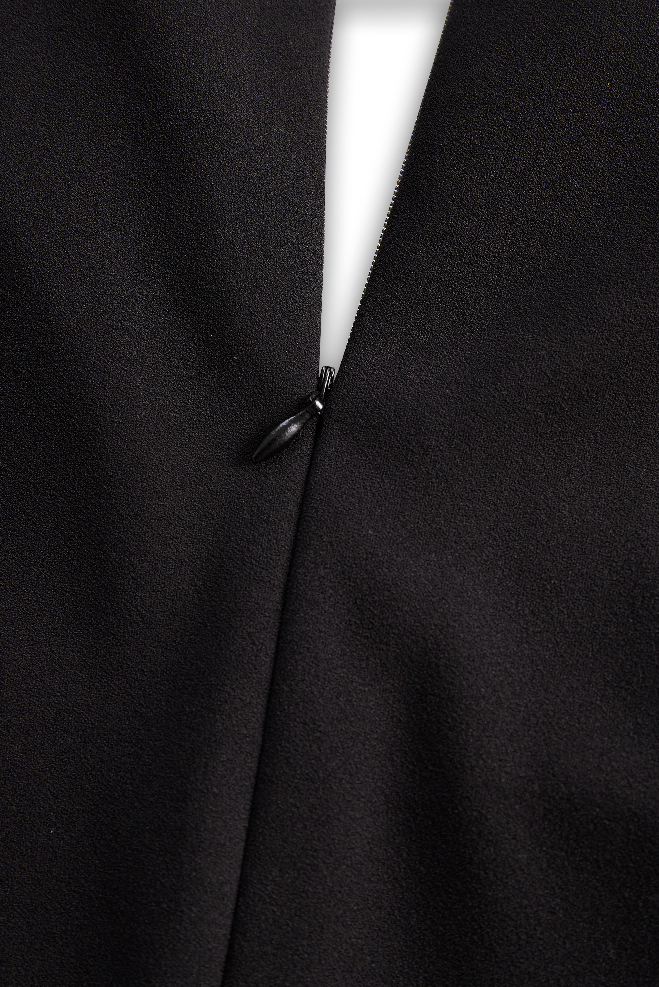 Selvianeé | Refined Black Belted Dress